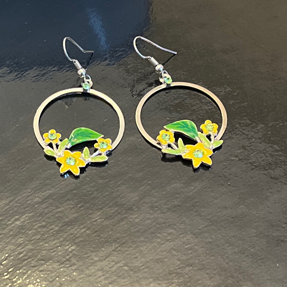 Charming Floral Hoop Earrings with Yellow and Green Accents - Picture 3 of 7